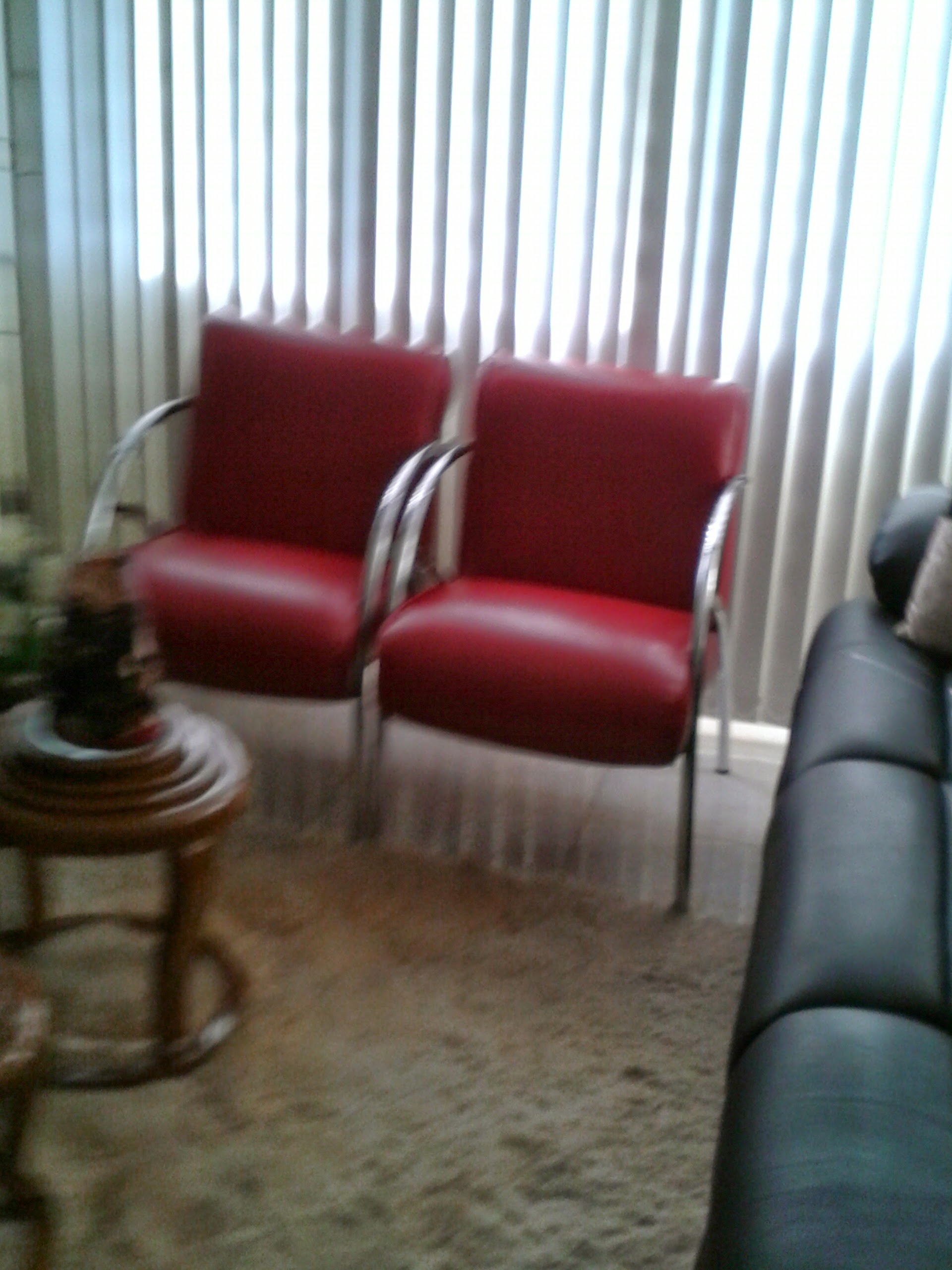 Duas poltronas de recepção em couro vermelho vivo