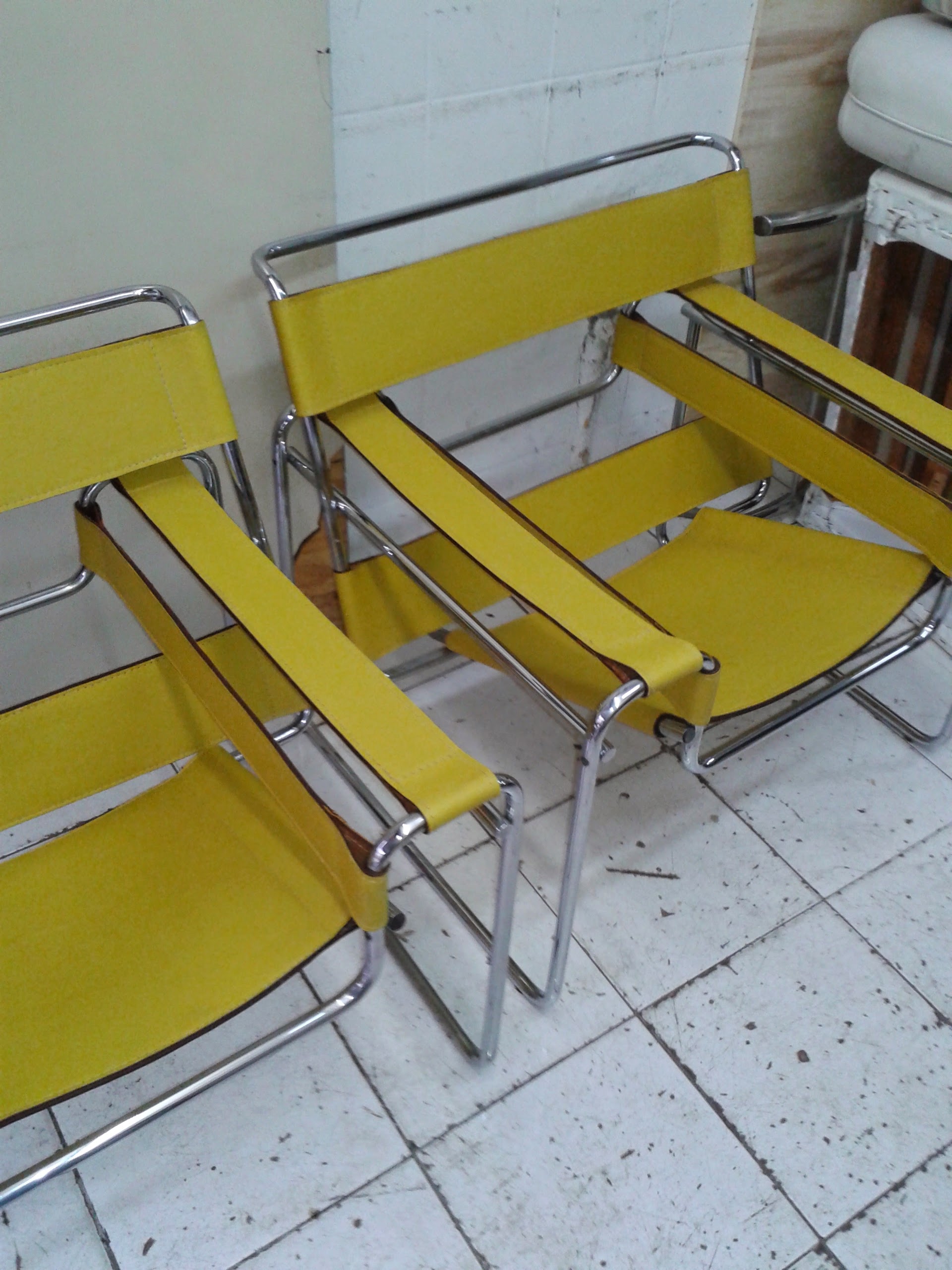 Cadeiras de design com tiras de tecido amarelo