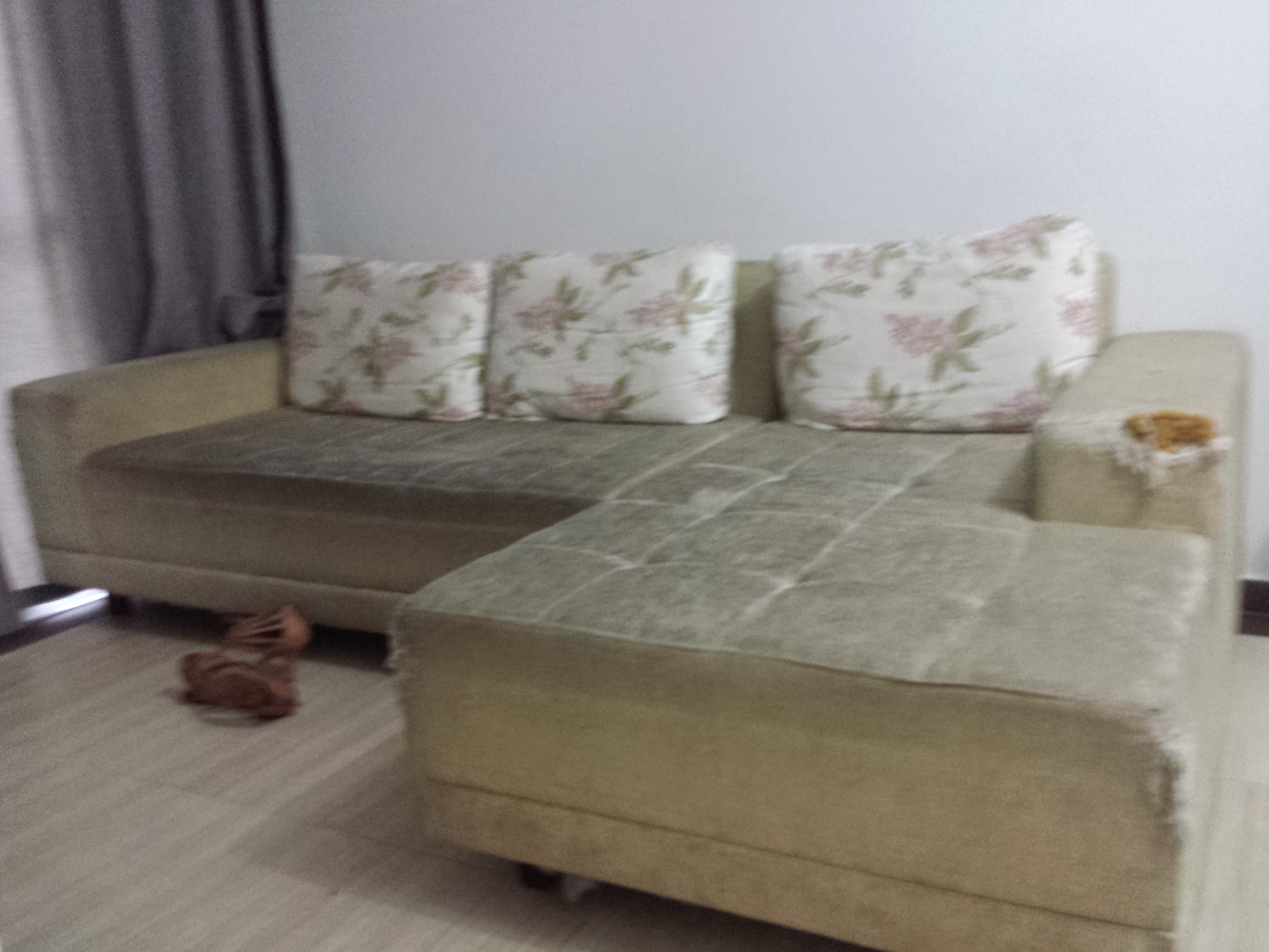 Sofá de canto (chaise) em tecido suede bege claro, antes da reforma