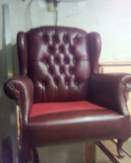 Poltrona chesterfield em couro marrom com assento vermelho, recém-reformada