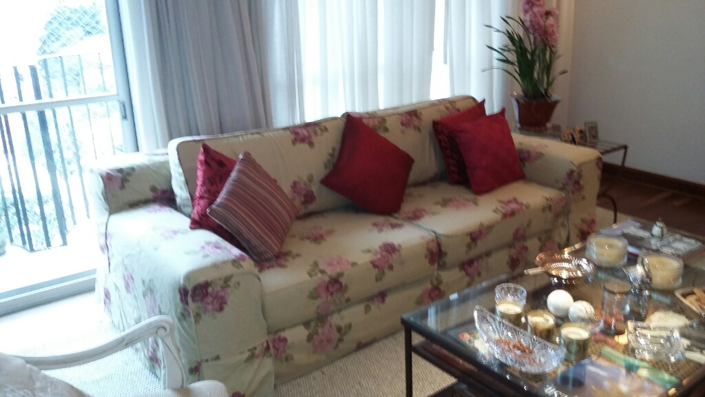 Sofá com capa de tecido floral em uma sala de estar elegante